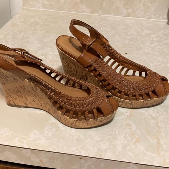 Spring wedge shoe size 8 Tan color - Picture 2 of 7